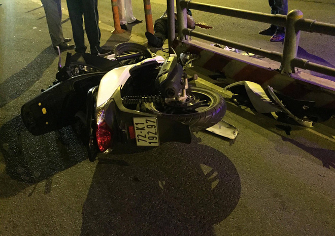 Nam thanh niên tử vong sau khi chạy xe máy tông trúng dải phân cách trên đường dẫn cao tốc