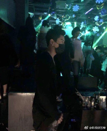 Những dân chơi khét tiếng Cbiz bị tung ảnh nốc rượu hết mình tại quán bar của Seungri, loạt hotgirl bị réo tên