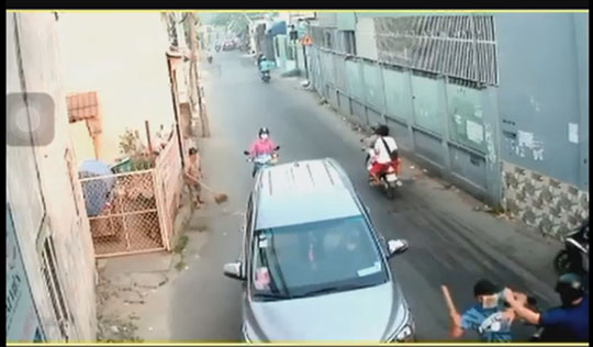 Người đàn ông bị côn đồ tấn công kinh hoàng ở Hóc Môn