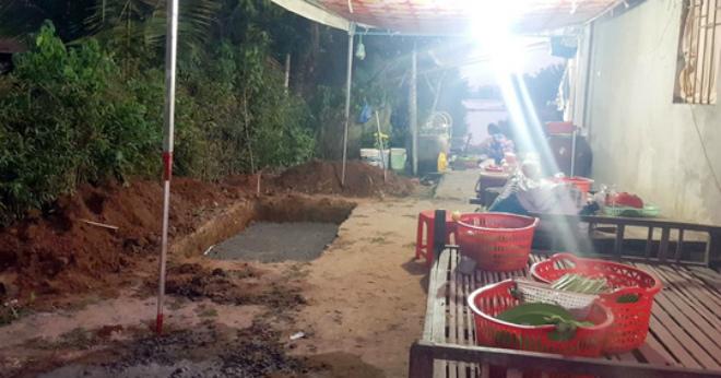 Sập tường 6 người chết ở Vĩnh Long: Người đầu bạc khóc tiễn người đầu xanh