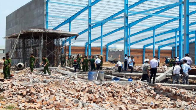 Sập tường 6 người chết ở Vĩnh Long: Người đầu bạc khóc tiễn người đầu xanh