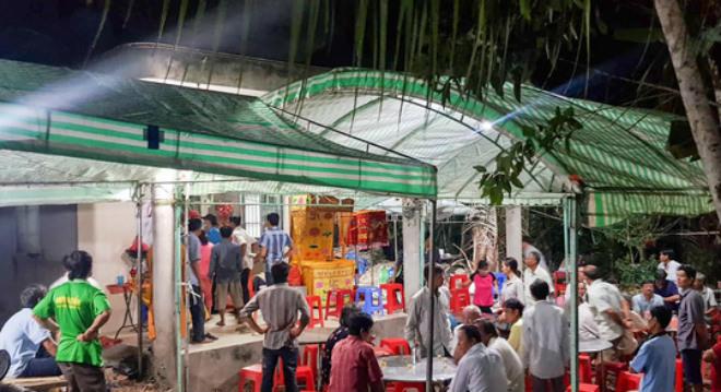 Sập tường 6 người chết ở Vĩnh Long: Người đầu bạc khóc tiễn người đầu xanh