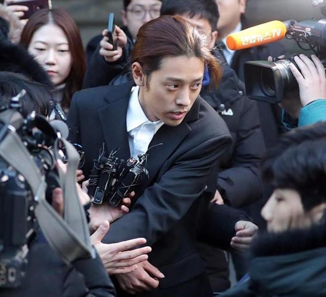 Jung Joon Young nộp 3 điện thoại nhưng cảnh sát vẫn đột nhập nhà riêng