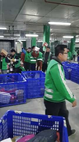Xôn xao câu chuyện công ty chuyển phát làm vỡ đồ nhưng đổ lỗi do khách đóng gói, lộ clip shipper ném hàng như bay Xôn xao câu chuyện công ty chuyển phát làm vỡ đồ nhưng đổ lỗi do khách đóng gói, lộ clip shipper ném hàng như bay