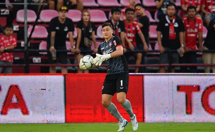 Văn Lâm tiếp tục bắt chính, Muangthong United thắng nghẹt thở trên sân khách