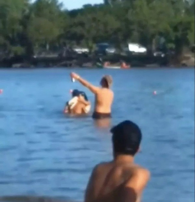 Vô tư làm chuyện ấy giữa biển, cặp đôi không ngờ bị phát hiện nhưng bất ngờ nhất lại là phản ứng của đám đông xung quanh