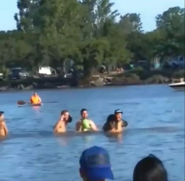 Vô tư làm chuyện ấy giữa biển, cặp đôi không ngờ bị phát hiện nhưng bất ngờ nhất lại là phản ứng của đám đông xung quanh