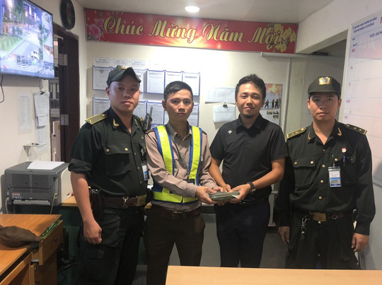 Trao trả lại 700 triệu đồng cho du khách bị bỏ quên ở sân bay