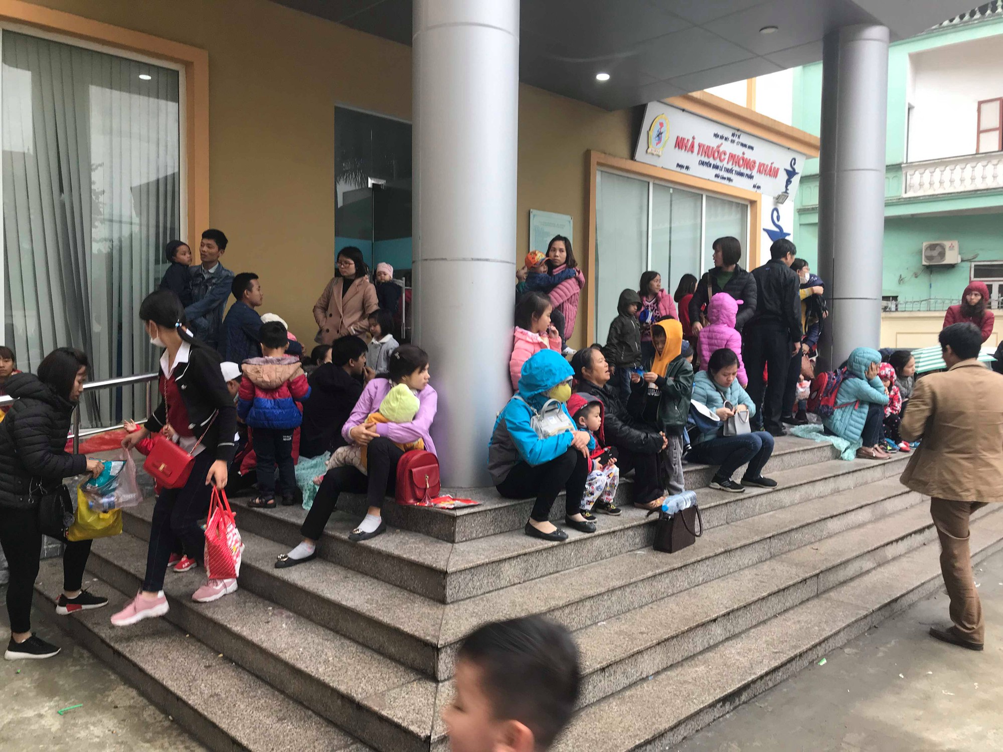 Cả nghìn trẻ em ở Bắc Ninh tiếp tục về Hà Nội xét nghiệm sán lợn