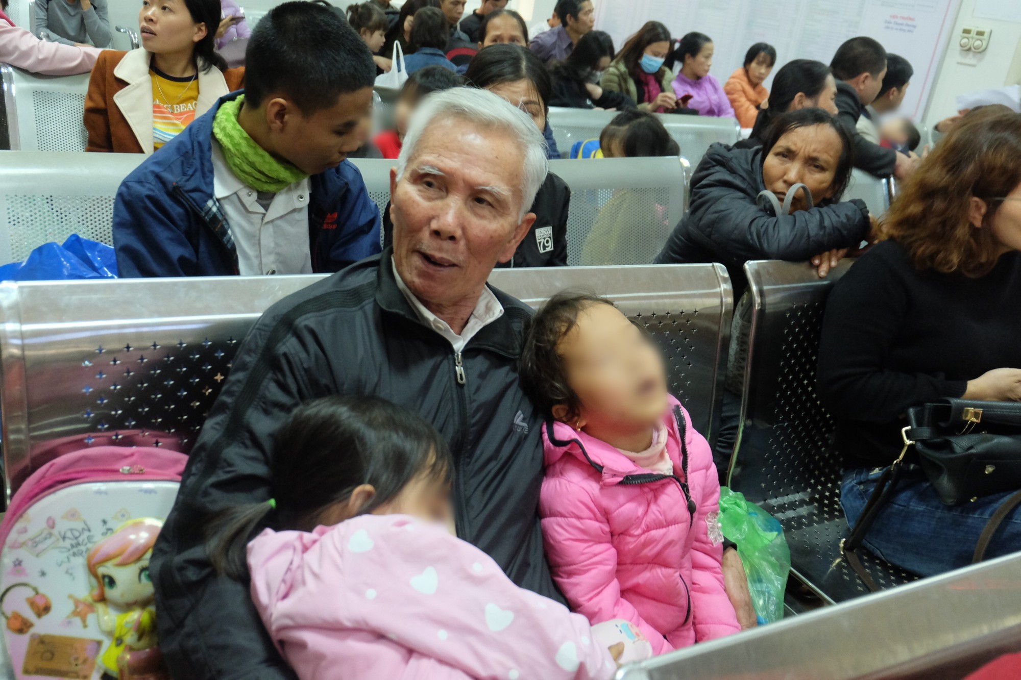 Vụ hàng chục học sinh Bắc Ninh nhiễm sán: Con tôi được xét nghiệm không nhiễm sán nhưng vẫn được bệnh viện chỉ định uống thuốc