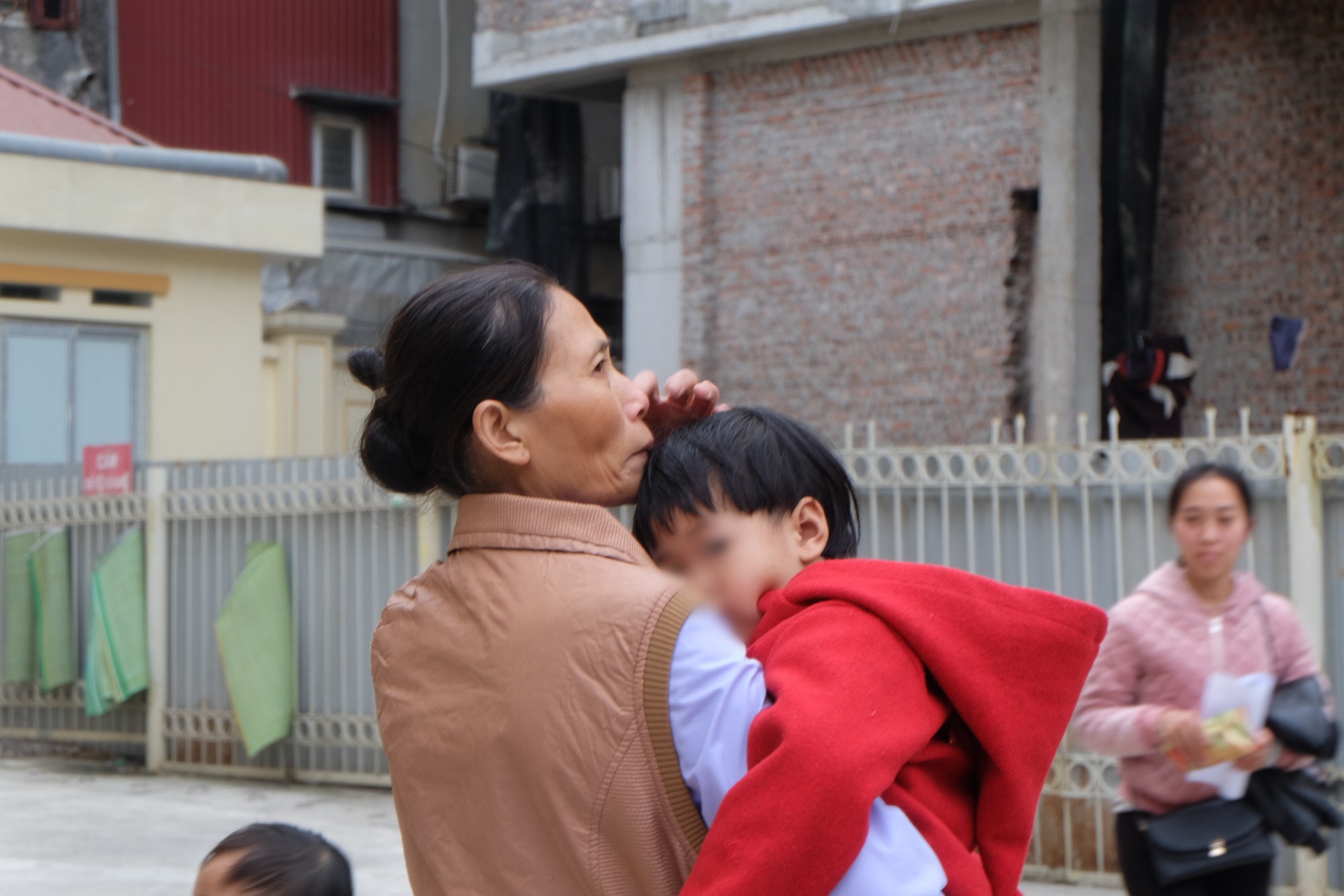 Vụ hàng chục học sinh Bắc Ninh nhiễm sán: Con tôi được xét nghiệm không nhiễm sán nhưng vẫn được bệnh viện chỉ định uống thuốc