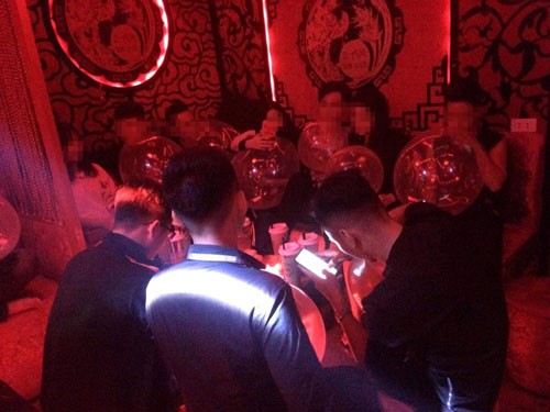 Bóng cười tràn ngập phố cổ