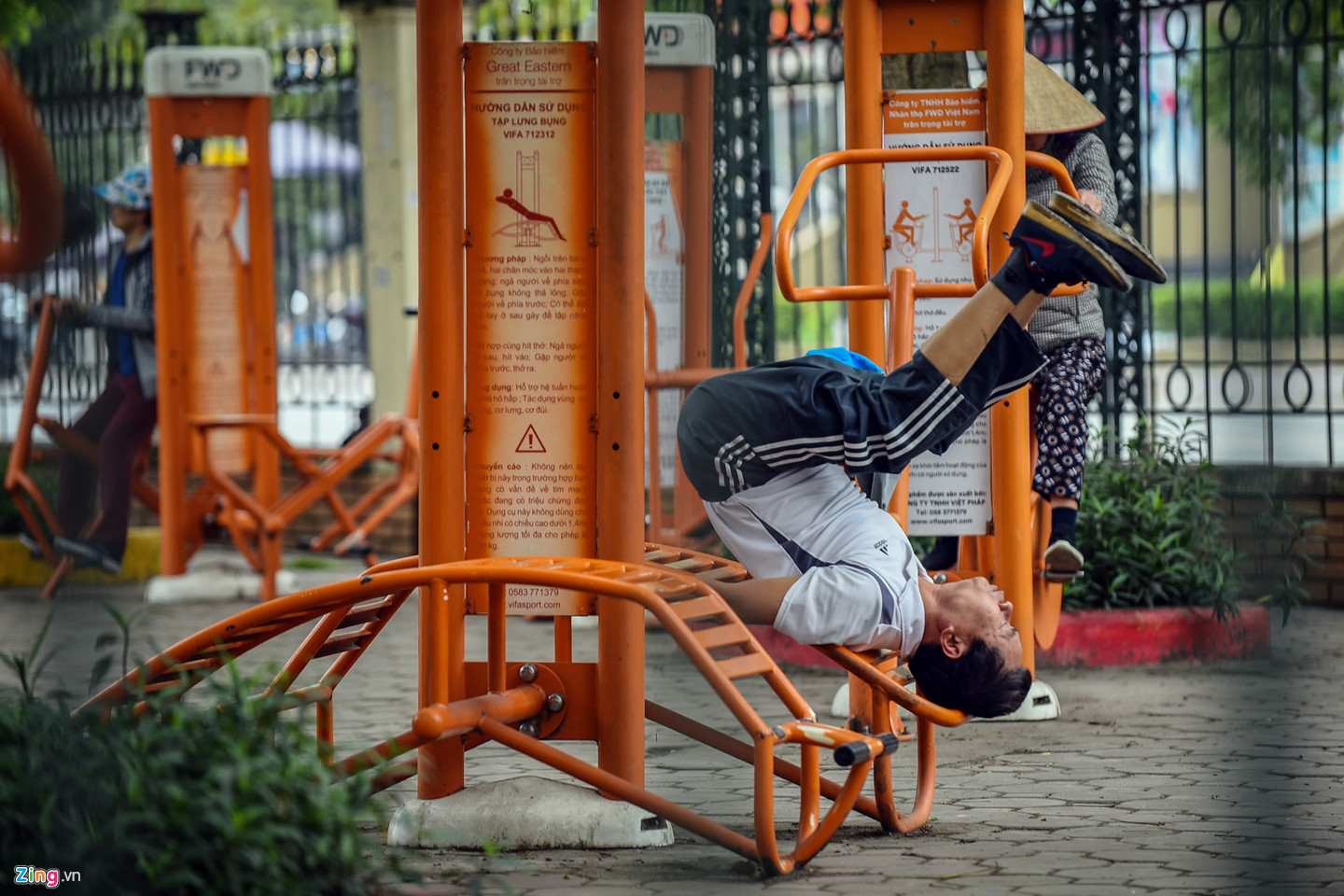 Toàn cảnh lá phổi xanh của Cầu Giấy bị xin xén đất làm bãi đỗ xe