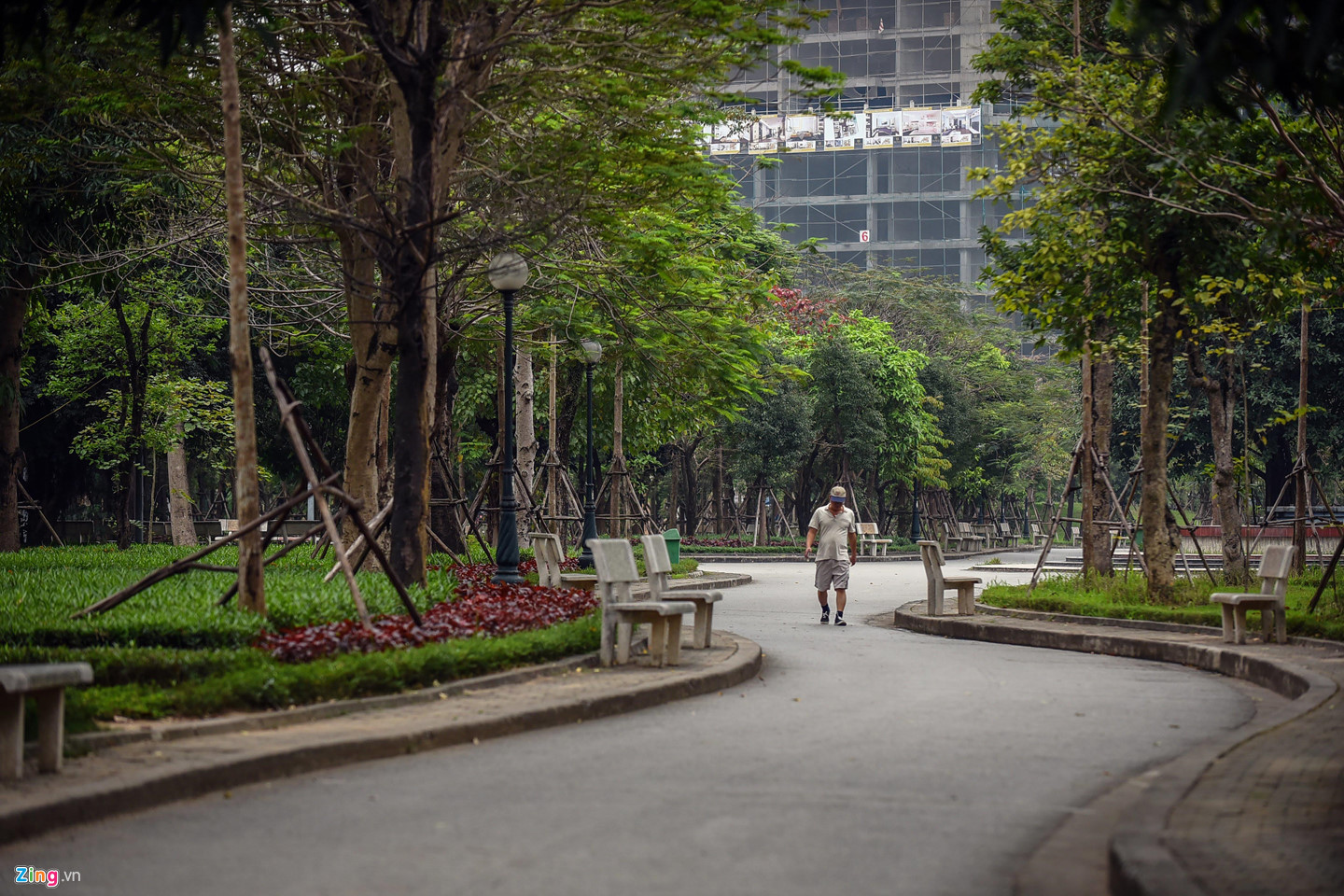 Toàn cảnh lá phổi xanh của Cầu Giấy bị xin xén đất làm bãi đỗ xe