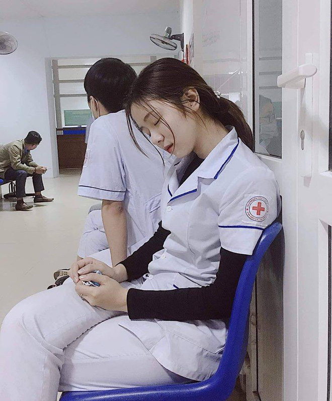 Nữ điều dưỡng gây sốt MXH vì tấm ảnh ngủ gật, nhưng thông tin về cô khiến nhiều người hụt hẫng