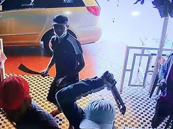 Chủ quán cà phê ở Sài Gòn không dám về nhà sau vụ nhân viên bị chém