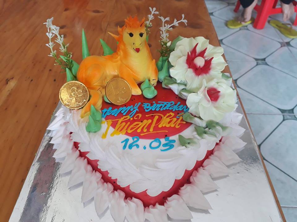 Góc số nhọ: Cậu bé được tặng bánh kem linh vật 2 năm liên tục, dân tình xem xong chỉ biết cười nghiêng ngả