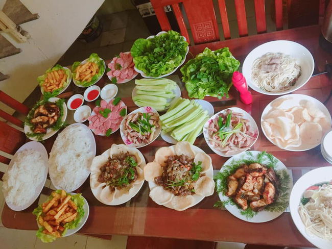 Dân mạng trầm trồ vì loạt mâm cơm bắt mắt, đến khi biết tuổi của tác giả còn ngưỡng mộ hơn nữa