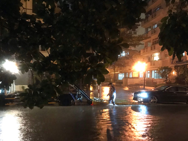 Chủ ôtô Mercedes bị ngập ở Sài Gòn kiện công ty bảo hiểm 900 triệu