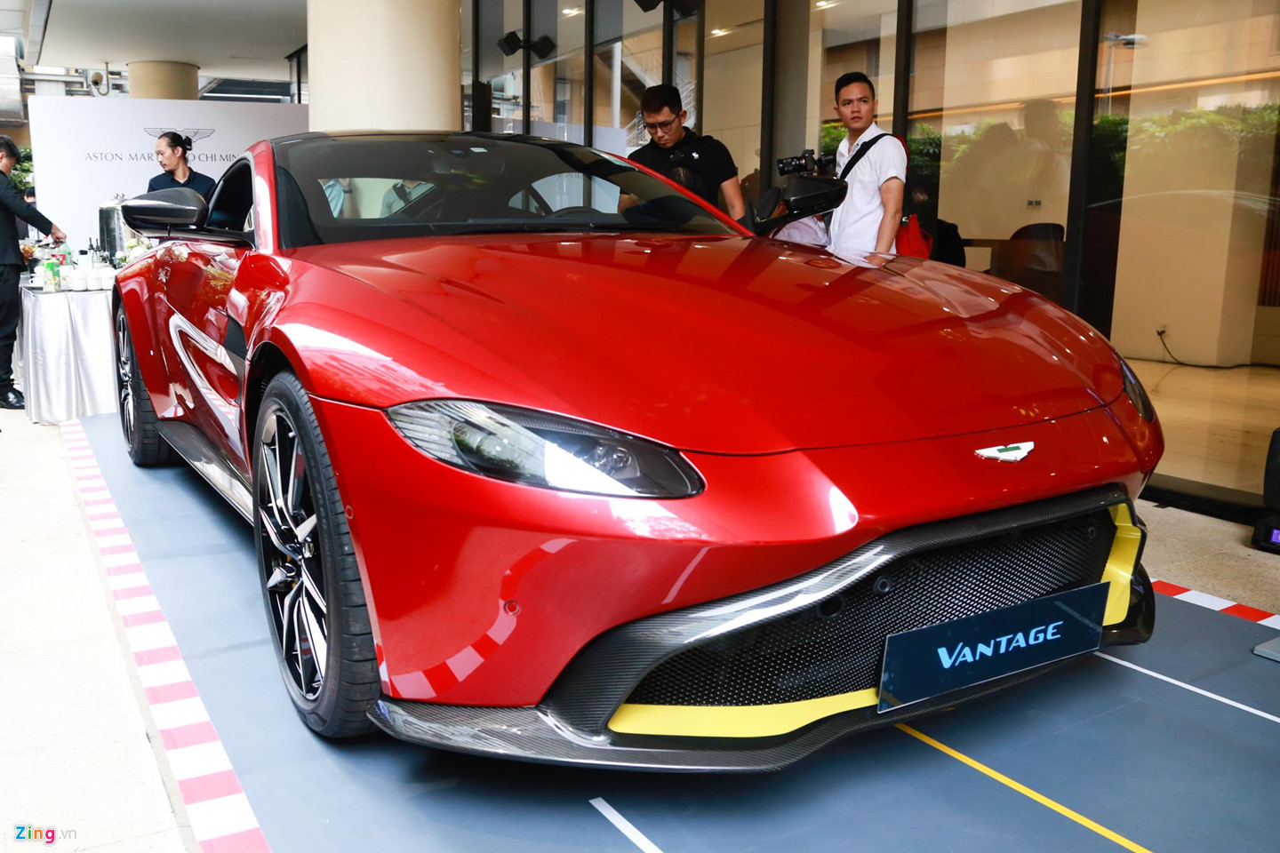 Cận cảnh Aston Martin Vantage V8 chính hãng giá 14,9 tỷ đồng tại VN Cận cảnh Aston Martin Vantage V8 chính hãng giá 14,9 tỷ đồng tại VN