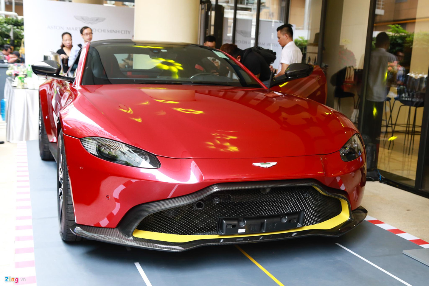 Cận cảnh Aston Martin Vantage V8 chính hãng giá 14,9 tỷ đồng tại VN Cận cảnh Aston Martin Vantage V8 chính hãng giá 14,9 tỷ đồng tại VN