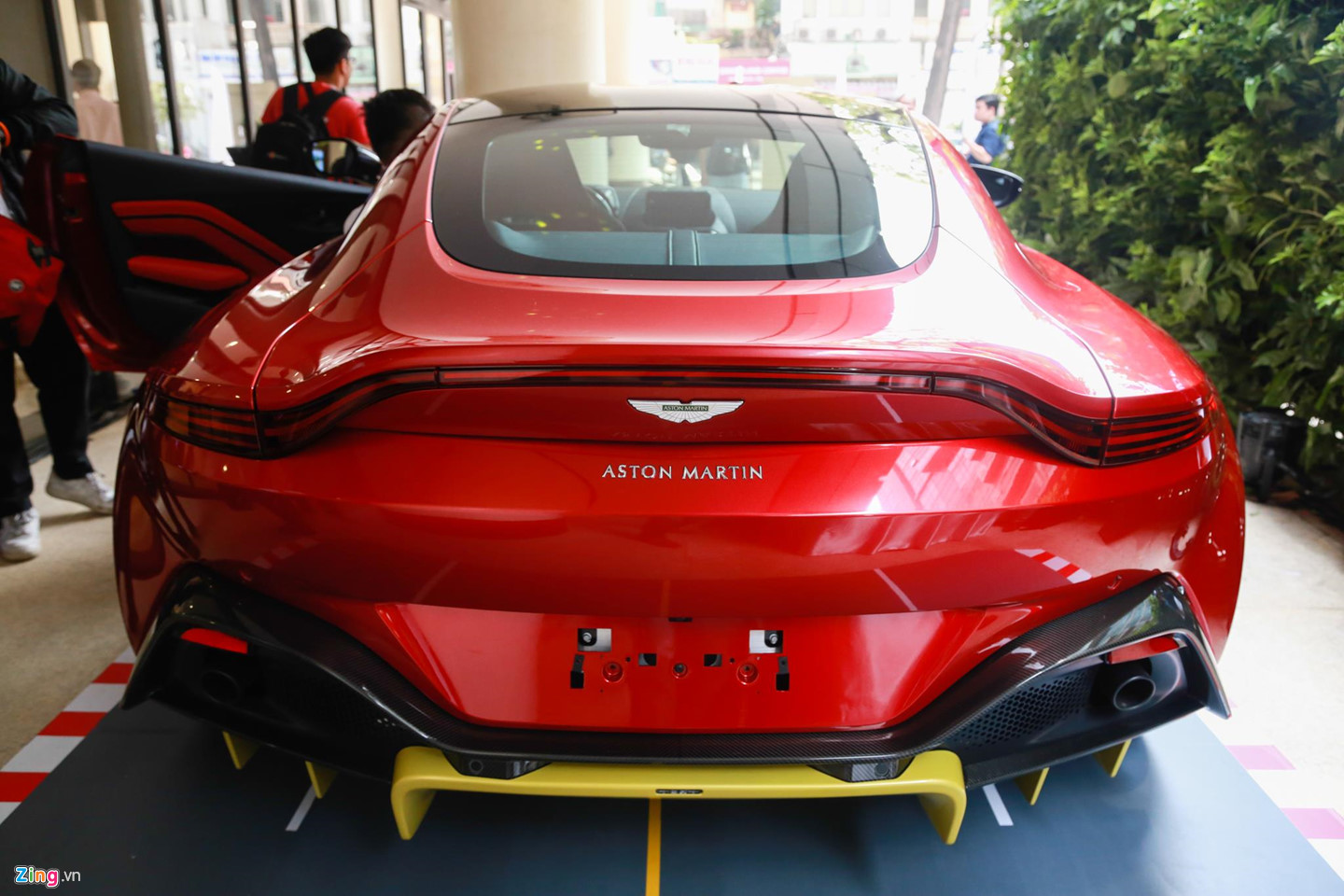 Cận cảnh Aston Martin Vantage V8 chính hãng giá 14,9 tỷ đồng tại VN Cận cảnh Aston Martin Vantage V8 chính hãng giá 14,9 tỷ đồng tại VN