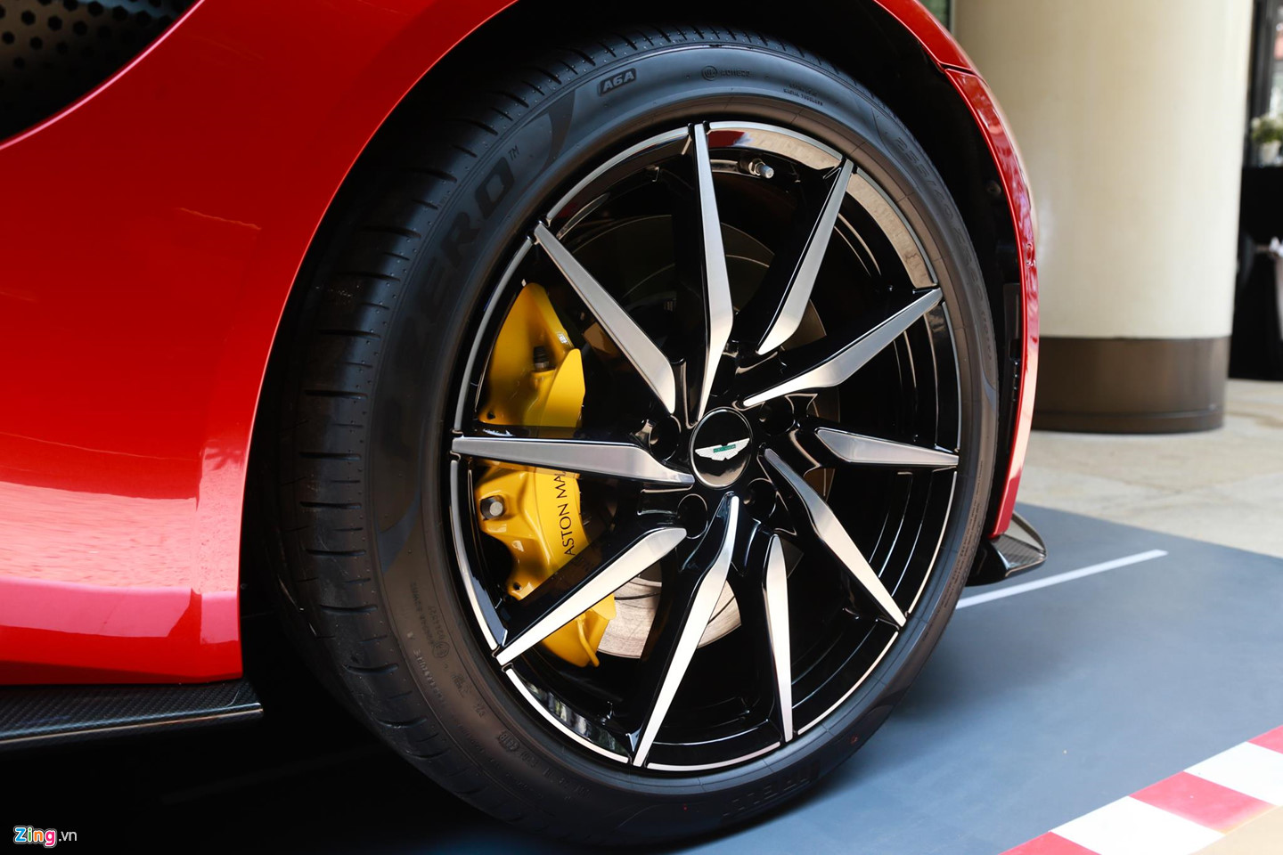 Cận cảnh Aston Martin Vantage V8 chính hãng giá 14,9 tỷ đồng tại VN Cận cảnh Aston Martin Vantage V8 chính hãng giá 14,9 tỷ đồng tại VN