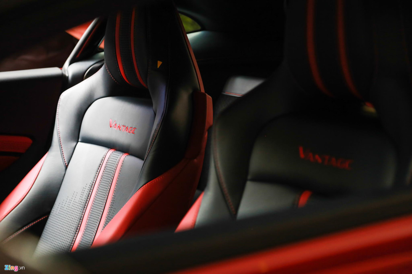 Cận cảnh Aston Martin Vantage V8 chính hãng giá 14,9 tỷ đồng tại VN Cận cảnh Aston Martin Vantage V8 chính hãng giá 14,9 tỷ đồng tại VN