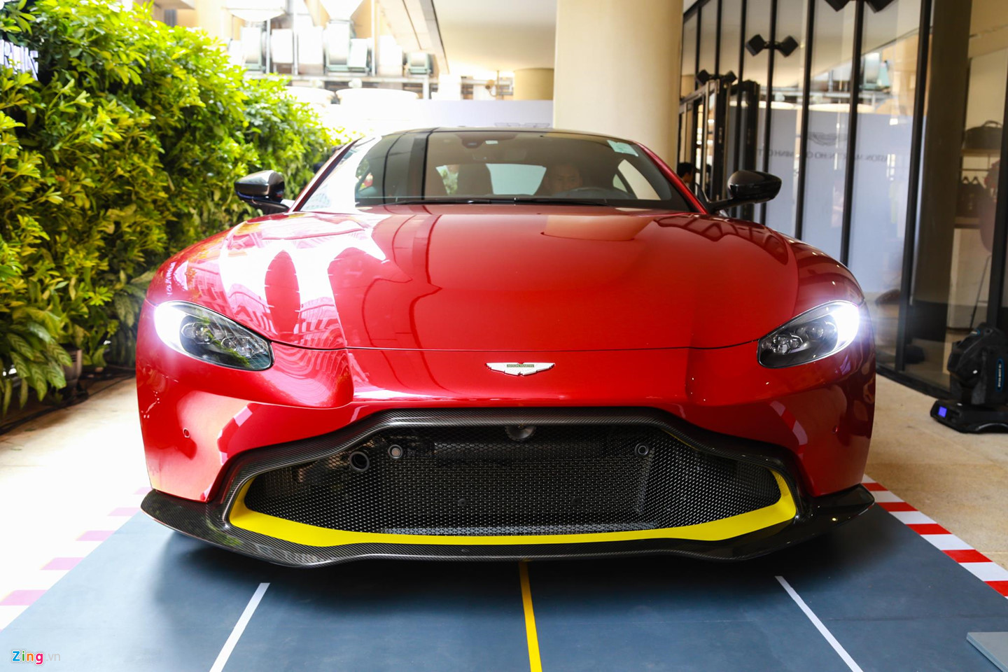 Cận cảnh Aston Martin Vantage V8 chính hãng giá 14,9 tỷ đồng tại VN