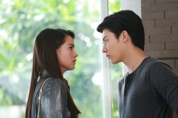 Vừa đăng kí kết hôn xong nào ngờ chồng sắp cưới trở mặt vì lý do không tưởng, cô gái đành lộ thân thế làm hắn chết đứng