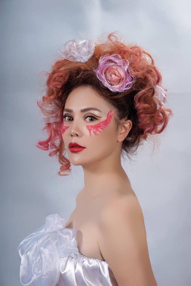 Nữ đại gia gây sốc với cảnh giường chiếu cùng Bình An: Ngoài đời cũng là đại gia, có gia đình đáng ngưỡng mộ