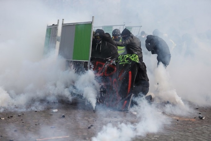 Phe Áo vàng đập phá, đốt các cửa hàng sang trọng ở Paris