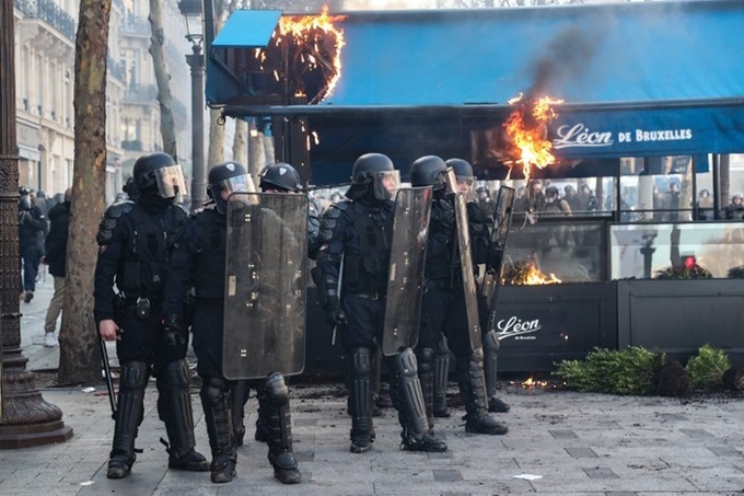 Phe Áo vàng đập phá, đốt các cửa hàng sang trọng ở Paris