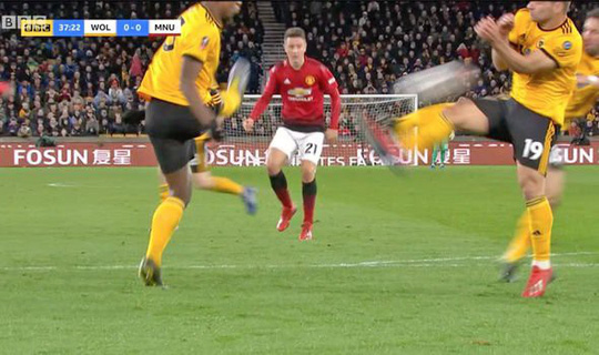 Nghi án trọng tài Atkinson tiếp tay loại Man United ở FA Cup?