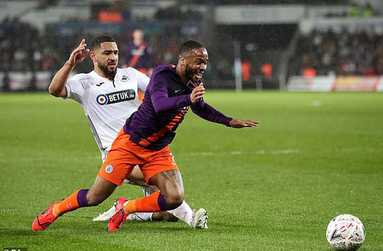 Nghi án trọng tài Atkinson tiếp tay loại Man United ở FA Cup?