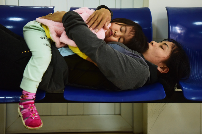 Phụ huynh bật khóc nhận kết quả con mắc sán lợn