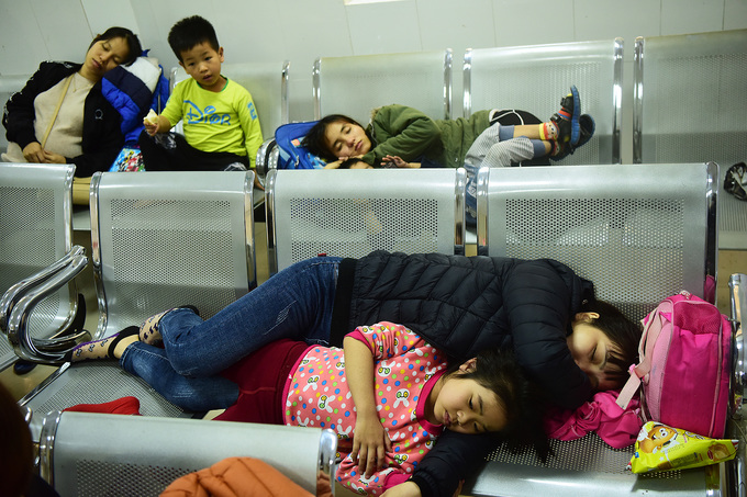 Phụ huynh bật khóc nhận kết quả con mắc sán lợn