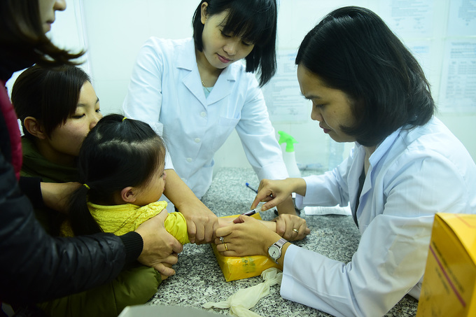 Phụ huynh bật khóc nhận kết quả con mắc sán lợn