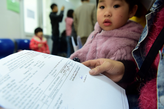 Phụ huynh bật khóc nhận kết quả con mắc sán lợn