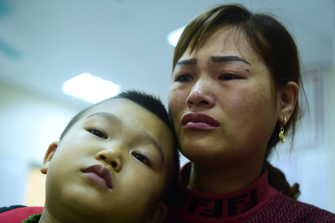 Phụ huynh bật khóc nhận kết quả con mắc sán lợn