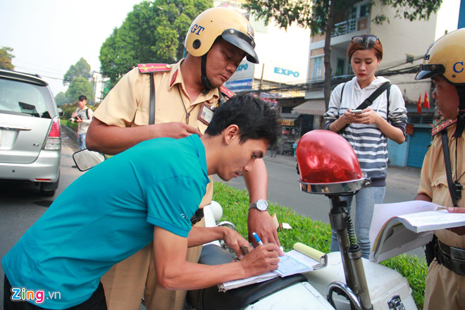 Tài xế ngỡ ngàng khi CSGT ra quân xử phạt người không thắt dây an toàn