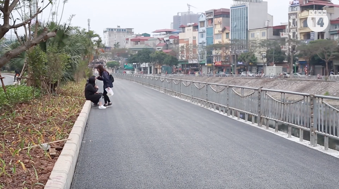 Đường đi bộ cạnh sông Tô Lịch trong con mắt người dân Thủ đô: Đường đẹp, đúng nguyện vọng nhưng đi qua cần... đeo khẩu trang