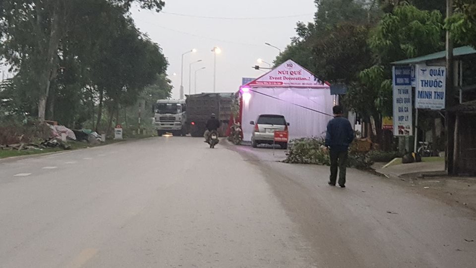 Rạp cưới chình ình giữa quốc lộ, ngàn xe vun vút lao qua