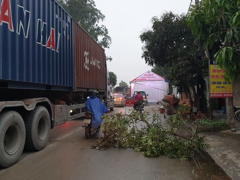 Rạp cưới chình ình giữa quốc lộ, ngàn xe vun vút lao qua