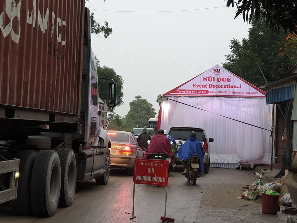 Rạp cưới chình ình giữa quốc lộ, ngàn xe vun vút lao qua