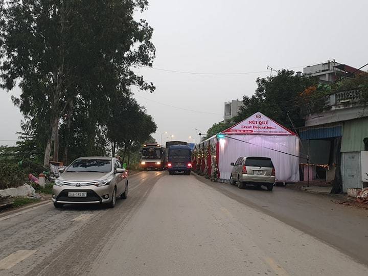 Rạp cưới chình ình giữa quốc lộ, ngàn xe vun vút lao qua