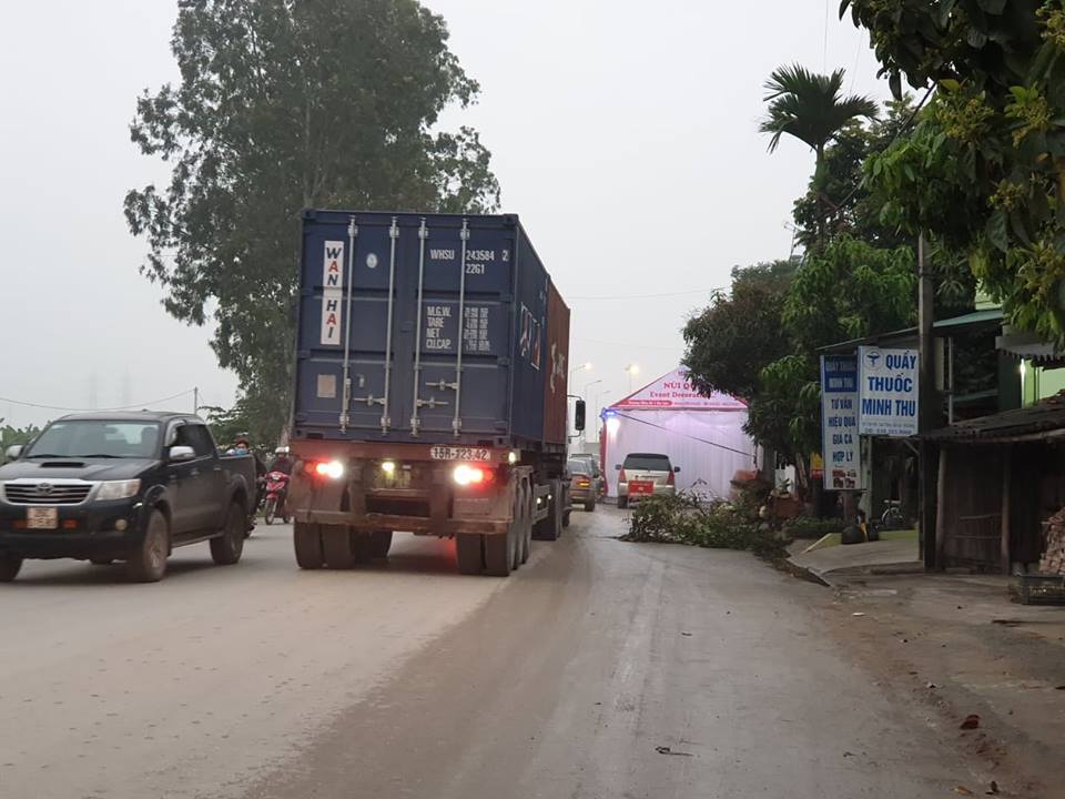 Rạp cưới chình ình giữa quốc lộ, ngàn xe vun vút lao qua