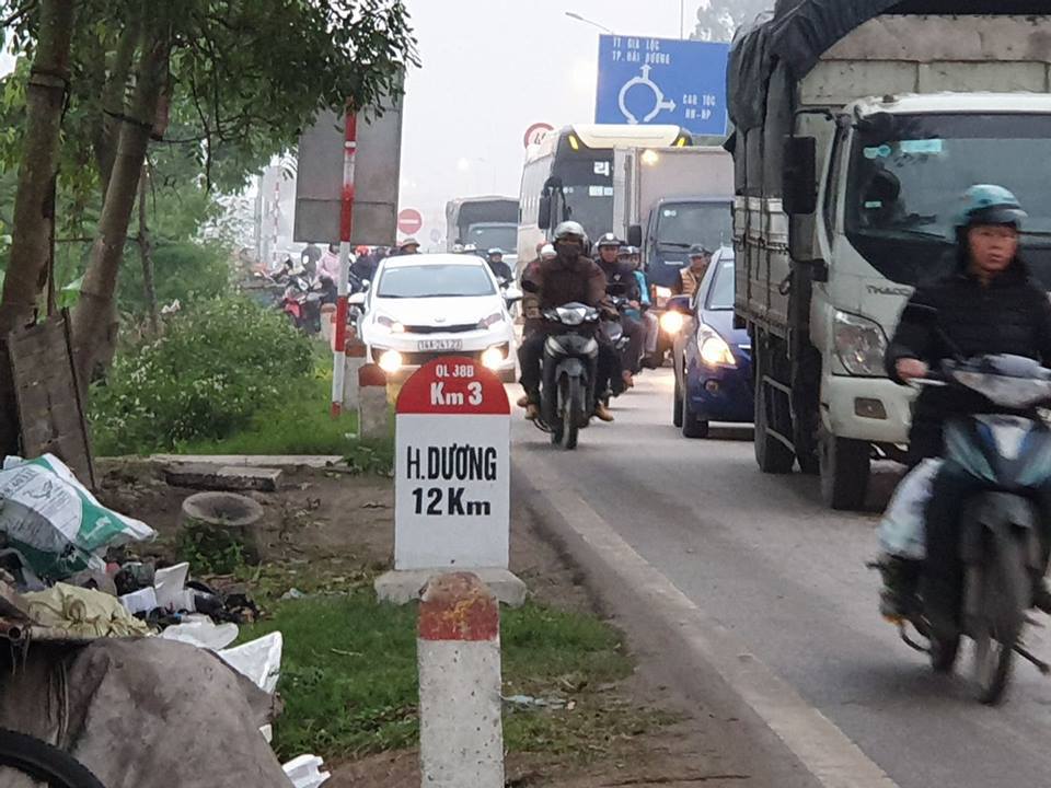 Rạp cưới chình ình giữa quốc lộ, ngàn xe vun vút lao qua