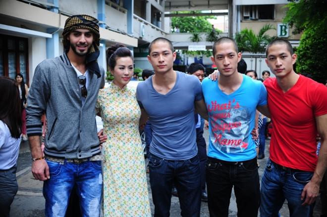 Anh em sinh 3 gốc Việt, đẹp trai từng gây bão mạng ra sao sau 6 năm?