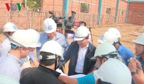 Vụ sập tường ở Vĩnh Long: Đình chỉ thi công để điều tra nguyên nhân